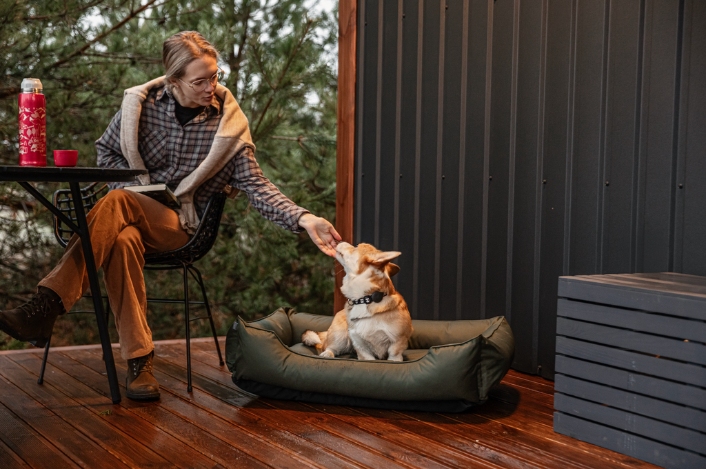Chester & Lee - Waterproof Sleeper Dog Bed Green